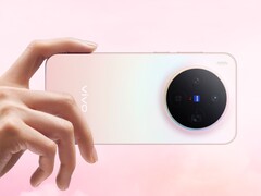 Vivo X300 smartphone i rosa gradientfinish som visar den cirkulära Zeiss-märkta trippelkameramodulen (Bildkälla: Vivo)