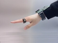 En bild av picoRing och det medföljande armbandet (Bildkredit: forskarna; redigerad)