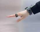 En bild av picoRing och det medföljande armbandet (Bildkredit: forskarna; redigerad)