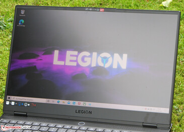 Legion S7 utomhus (fotograferad under en mulen himmel).