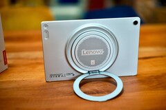 Det runda stativet på Lenovo Tab Plus Gen 2 är extremt mångsidigt.