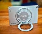 Det runda stativet på Lenovo Tab Plus Gen 2 är extremt mångsidigt.