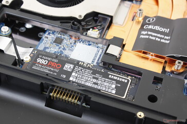 Primär PCIe4 x4 NVMe SSD utan ytterligare kylning ingår