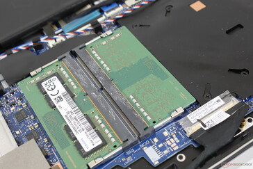 Tillgängliga 2x SODIMM-kortplatser; en ovanlig syn på bärbara 2-i-1-datorer