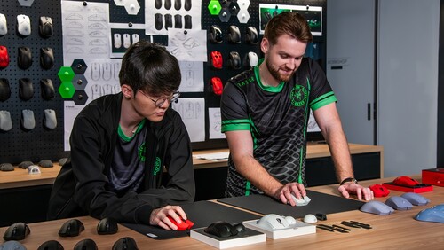 Faker och NiKo testar Razer Viper V4 Pro
