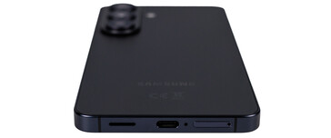 Nedtill: Högtalare, USB, mikrofon, SIM-kort