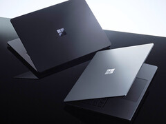 Surface Laptop Ultra i färgerna Platinum och Dark Steel/Nightfall.