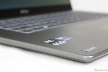 Färgerna finns i Beige Gold eller Platinum Gray