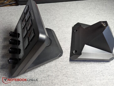 Byt ut standardstativet (vänster) mot XLR-dockan (höger)