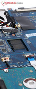 För att komma åt minne och SSD-RAID måste datorn tas isär ytterligare.