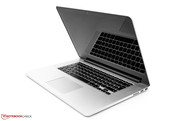 Apple har ändrat portlayouten på nya chassit.