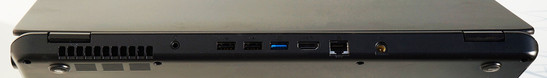 Headset-port, 2x USB 2.0, USB 3.0, HDMI, Gigabit LAN, strömanslutning på baksidan. Kensingtonlås till höger och kortläsare till vänster. Något ovanligt är att på/av-knappen sitter i framkanten.