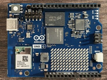Du kan redan se de tillgängliga anslutningarna, tillsammans med LED-matrisen som är placerad längst ner till höger (bildkälla: Notebookcheck)