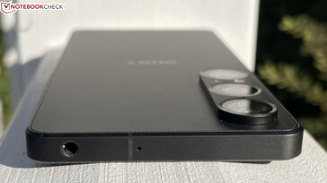 Överst: 3,5 mm audiojack, mikrofon