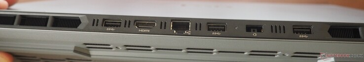 Baksida: 3x USB-A 3.2 Gen1, HDMI 2.1, RJ-45, strömförsörjning