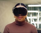 Steam Frame VR-headsetet visas på en spelare