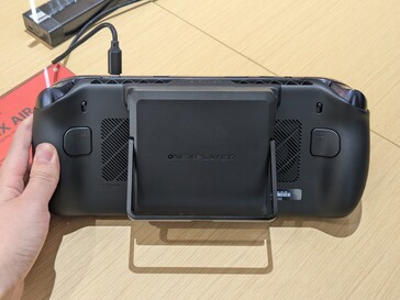 Det utbytbara batteriet i OneXPlayer Apex Air med Intel Arc G3 Extreme