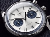 Närbild av Timex Marlin Jet Chronograph TW2Y89900 som visar dess silvervita urtavla, marinblå undertavlor, applicerade timmarkeringar, stavformade visare, takymeterskala och datumfönster.