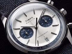 Närbild av Timex Marlin Jet Chronograph TW2Y89900 som visar dess silvervita urtavla, marinblå undertavlor, applicerade timmarkeringar, stavformade visare, takymeterskala och datumfönster.