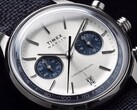 Närbild av Timex Marlin Jet Chronograph TW2Y89900 som visar dess silvervita urtavla, marinblå undertavlor, applicerade timmarkeringar, stavformade visare, takymeterskala och datumfönster.