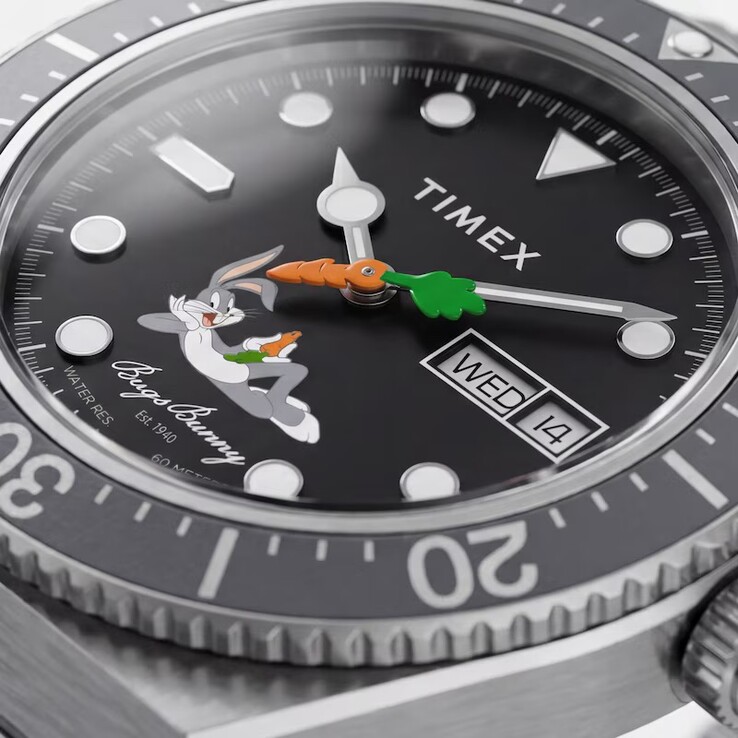 Närbild av den svarta urtavlan på Timex Looney Tunes x M79 Automatic, med Bugs Bunny och den morotsformade sekundvisaren i fokus,