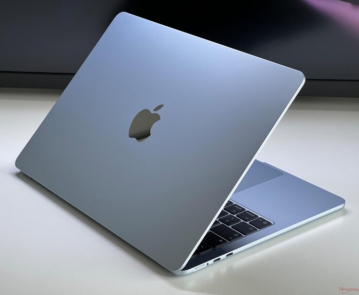 Apple MacBook Air i blått utförande med tunn aluminiumdesign (Bildkälla: Notebookcheck)