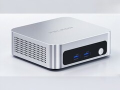Bilden visar ett foto av mini-PC:n Peladn WO5 304 i silverfärg. 