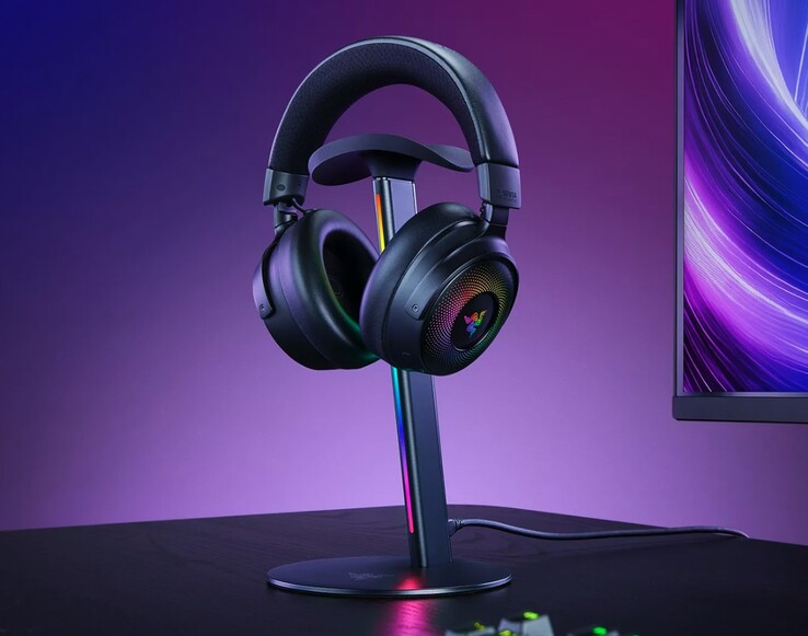 Razer Base Station V3 Chroma har en böjd, halkfri kant som håller kompatibla hörlurar på plats på ett säkert sätt.