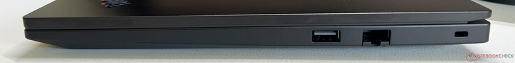 Höger sida: USB-A 3.2 Gen 2 (10 Gbit/s), Gigabit Ethernet, Kensington Security Slot