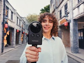 En kvinna går på gatan och filmar med Portalcam