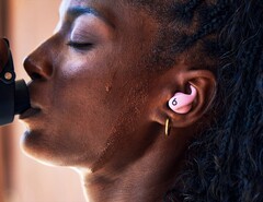 Powerbeats Fit finns i fyra färger, inklusive rosa. (Bildkälla: Apple)