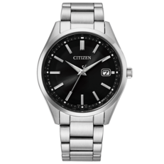 Citizen CB0300-53E, en radiostyrd Eco-Drive-klocka med svart urtavla med solstrålemönster, 40 mm boett i rostfritt stål, armband med tre länkar och datumfönster vid klockan 3.