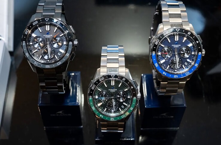 Tre Casio Oceanus OCW-P3000-klockor i blått, grönt och svart placerade bredvid varandra.