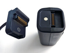 Magneter hjälper till att hålla fast kabeln i batteriet. (Bildkälla: Notebookcheck)