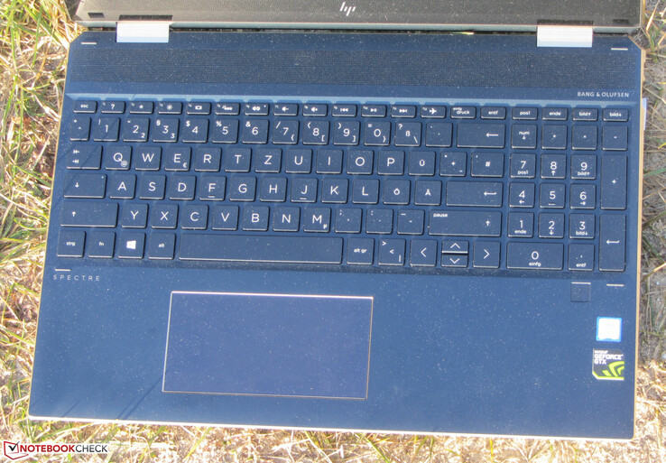 En titt på Spectre x360 15:s tangentbord, styrplatta och fingeravtrycksläsare