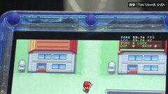 Närbild av den transparent blå FPGBA SP-handhållna konsolen som kör Pokémon, med en synlig räknare på 59.74 FPS.