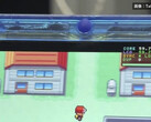 Närbild av den transparent blå FPGBA SP-handhållna konsolen som kör Pokémon, med en synlig räknare på 59.74 FPS.