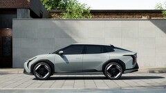 En Kia EV4 parkerad framför en byggnad (Bildkälla: Hyundai Motor Group via Unsplash)