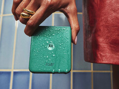 Razr 70 Plus är IP48-certifierad mot damm och vatteninträngning.