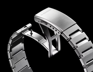 GST-B1000BD:s armband i rostfritt stål har ett tryckknappsspänne