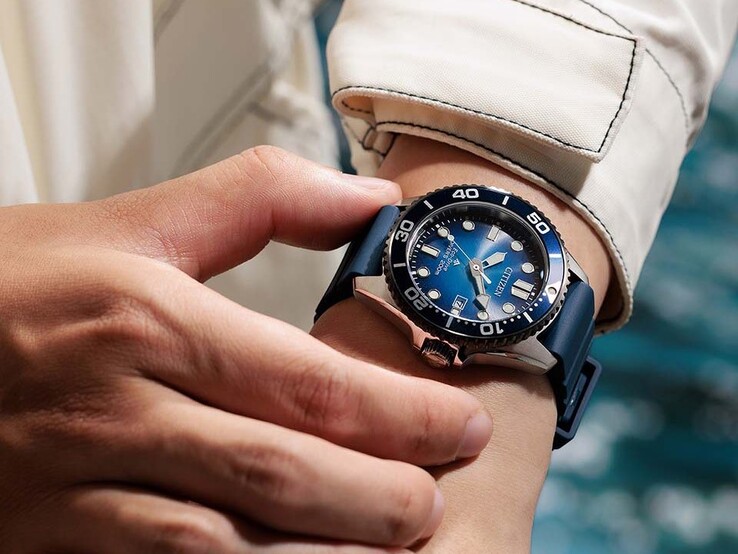 En person som bär en Citizen Promaster Marine BN0267-04L med en blå urtavla i ton-i-ton-design och ett blått armband på handleden.