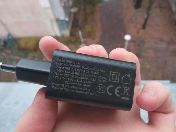 Telefonen är definitivt inte rädd för att falla men laddaren kanske är det. (Bildkälla: Sergey Tarasov - Notebookcheck)