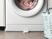 IKEA:s vattenläckagesensor Klippbox (på bilden framför en tvättmaskin) har kommit till Storbritannien. (Bildkälla: IKEA)