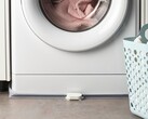 IKEA:s vattenläckagesensor Klippbox (på bilden framför en tvättmaskin) har kommit till Storbritannien. (Bildkälla: IKEA)