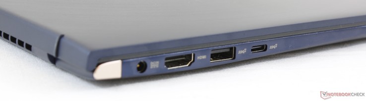 Vänster: AC-adapter, HDMI, USB Typ A 3.1 (10 Gbps), USB Typ C Gen. 2