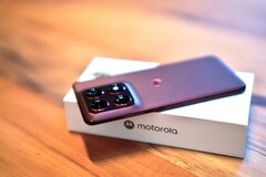 Motorola Edge 70 Pro är slank, men har ändå ett stort batteri och stöd för trådlös laddning.
