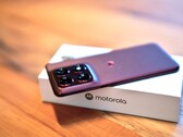 Motorola Edge 70 Pro är slank, men har ändå ett stort batteri och stöd för trådlös laddning.