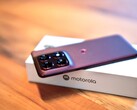Motorola Edge 70 Pro är slank, men har ändå ett stort batteri och stöd för trådlös laddning.