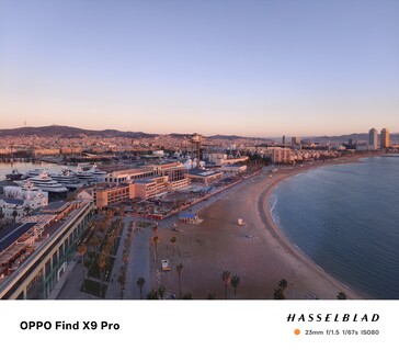 Problem med vitbalansen genom fönstret från 16:e våningen på W Hotel i Barcelona vid soluppgången.