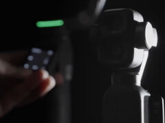 DJI Osmo Pocket 4P i bakgrunden.